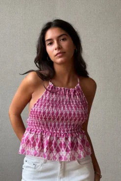Top nido de abeja cuello halter color rosa