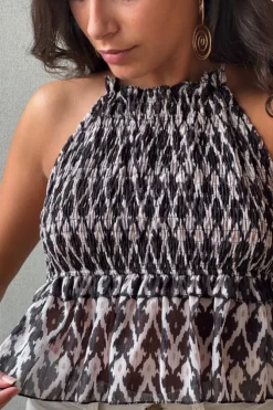 Top nido de abeja cuello halter color negro