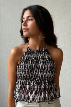 Top nido de abeja cuello halter color negro