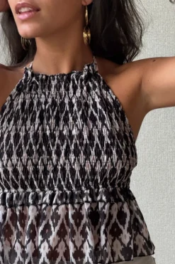 Top nido de abeja cuello halter color negro