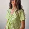 Top teen de cuello pico y detalle fruncido de cuadro vichy color lima