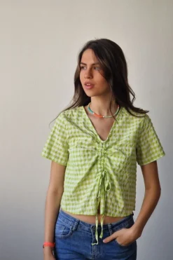 Top teen de cuello pico y detalle fruncido de cuadro vichy color lima