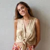 Top tipo raso con nudo camel