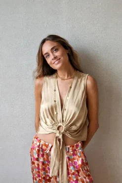 Top tipo raso con nudo camel