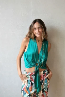 Top tipo raso con nudo verde
