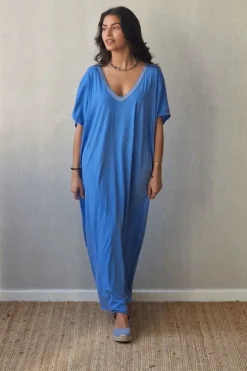 Vestido azulón oversize largo de cuello pico con detalle lurex