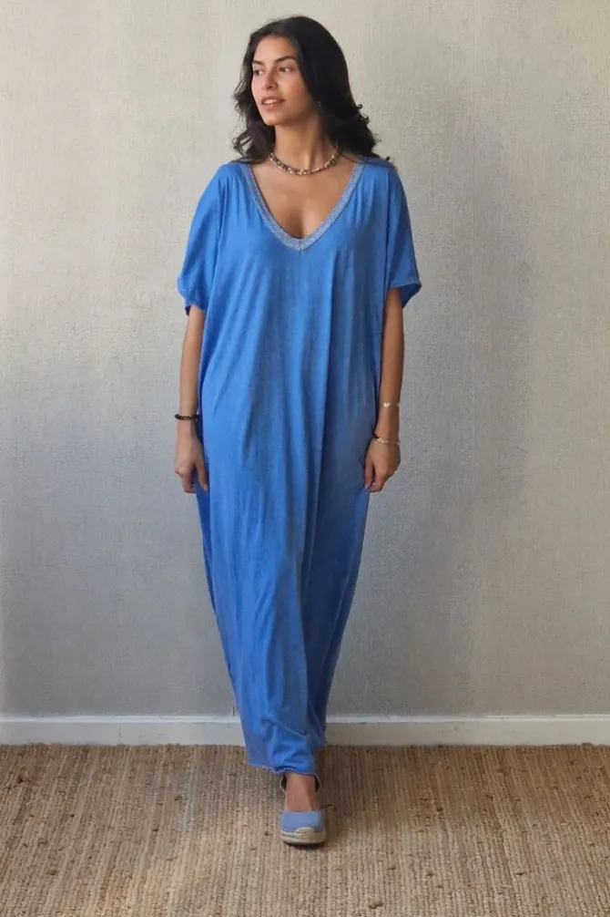 Vestido azulón oversize largo de cuello pico con detalle lurex