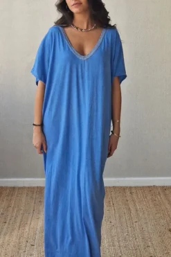 Vestido azulón oversize largo de cuello pico con detalle lurex