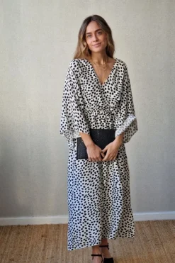 Vestido blanco con lunares negros