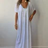 Vestido blanco oversize largo de cuello pico con detalle lurex
