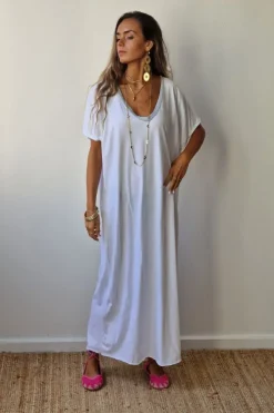 Vestido blanco oversize largo de cuello pico con detalle lurex
