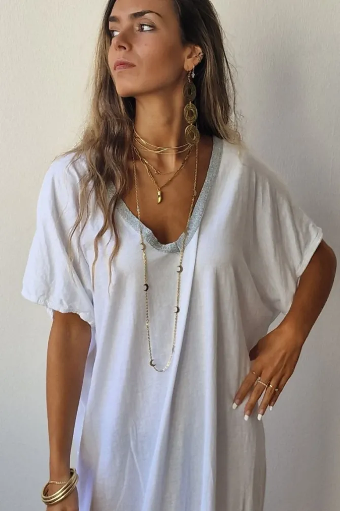 Vestido blanco oversize largo de cuello pico con detalle lurex