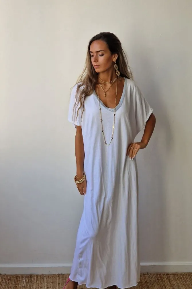 Vestido blanco oversize largo de cuello pico con detalle lurex