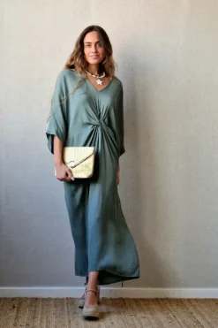 Vestido cuello pico con nudo verde militar