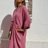 Vestido cuello pico con nudo rosa