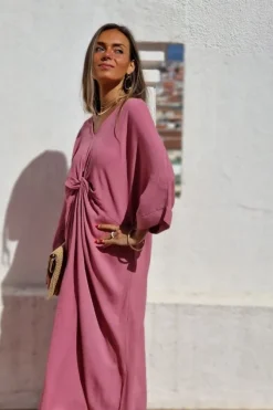 Vestido cuello pico con nudo rosa