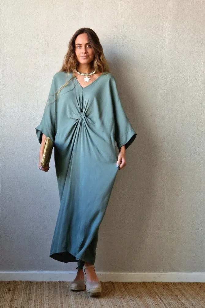 Vestido cuello pico con nudo verde militar