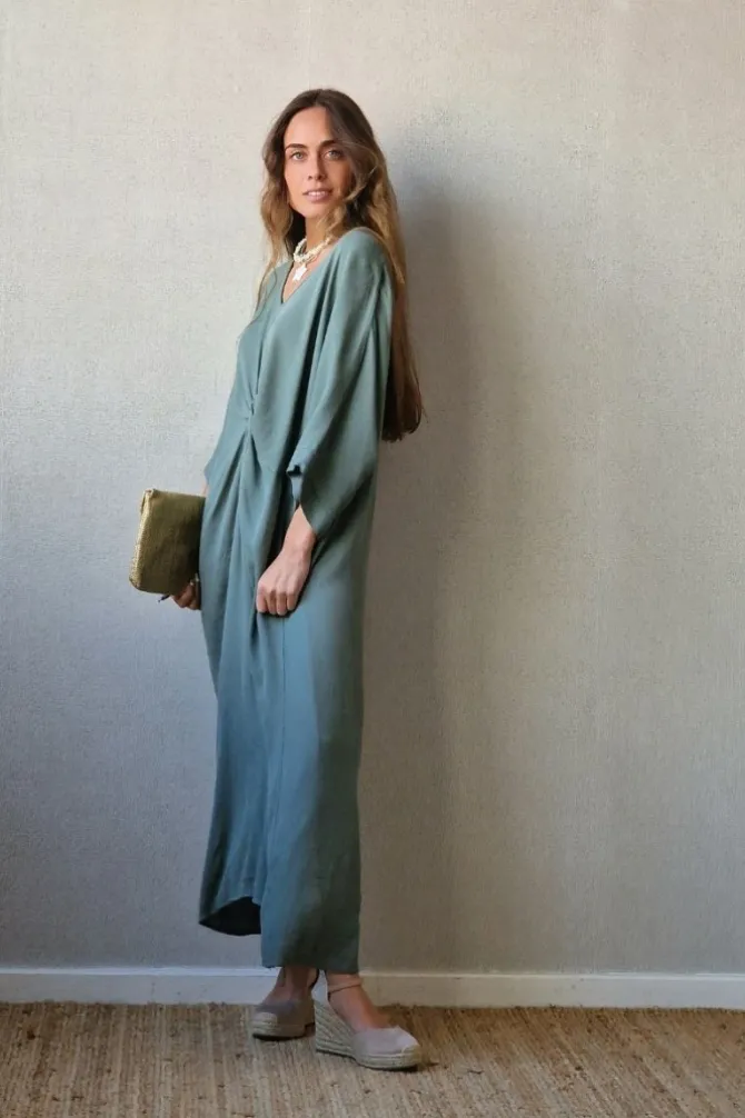 Vestido cuello pico con nudo verde militar