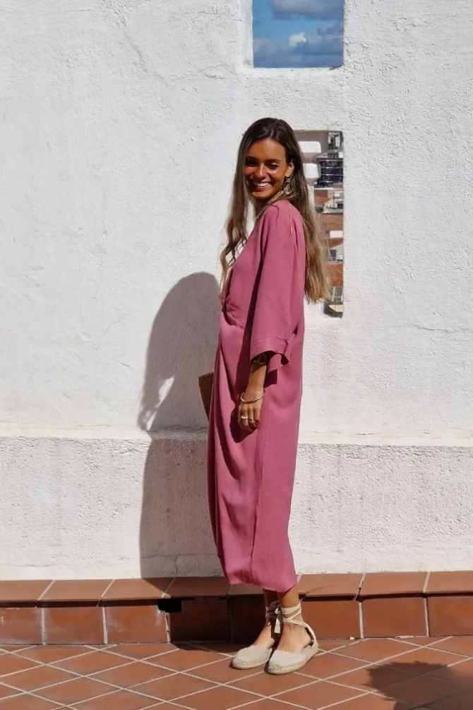 Vestido cuello pico con nudo rosa