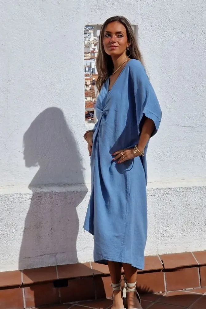 Vestido cuello pico con nudo azul