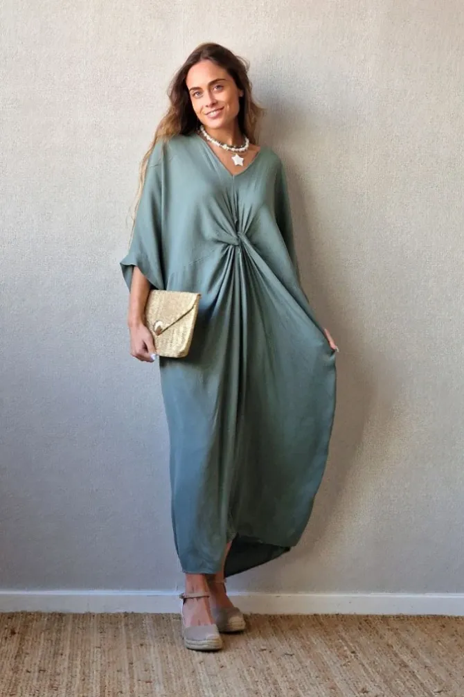 Vestido cuello pico con nudo verde militar