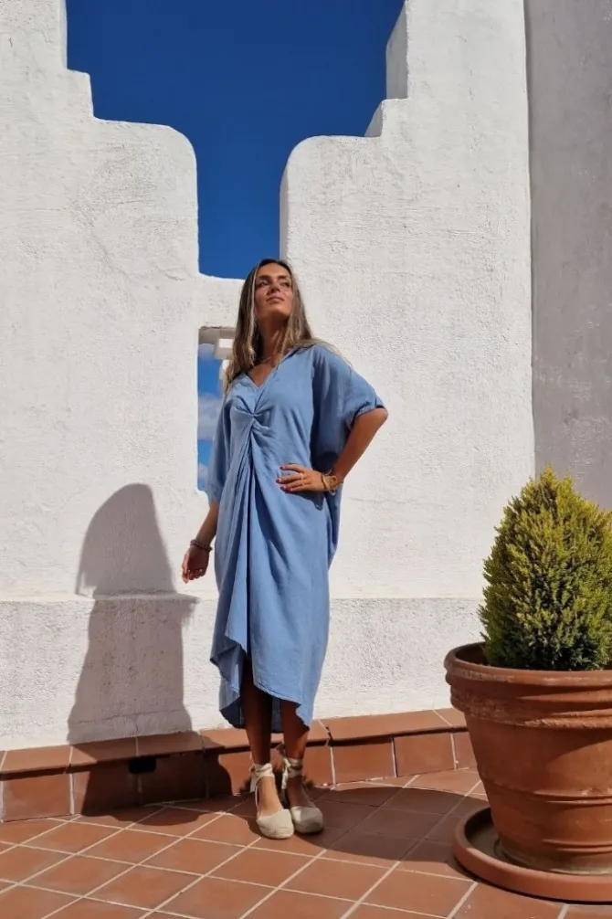 Vestido cuello pico con nudo azul