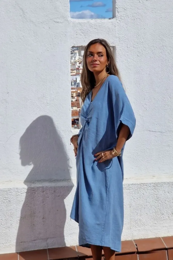 Vestido cuello pico con nudo azul