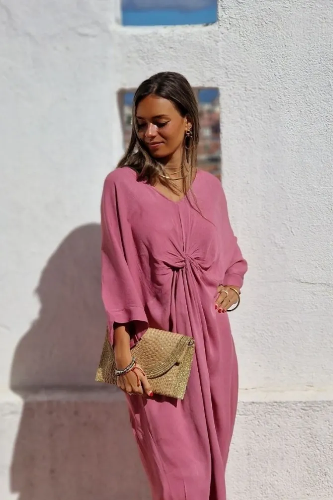 Vestido cuello pico con nudo rosa