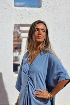 Vestido cuello pico con nudo azul