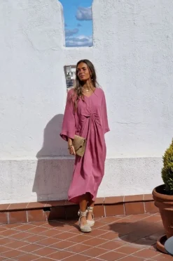 Vestido cuello pico con nudo rosa