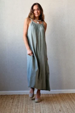 Vestido de tirante tipo lino en color verde militar