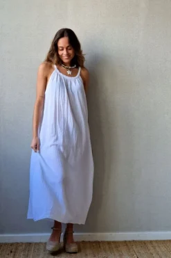 Vestido de tiras tipo lino en color blanco