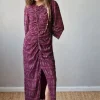 Vestido en berenjena con fruncido delantero