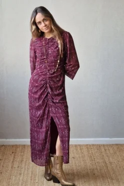 Vestido en berenjena con fruncido delantero