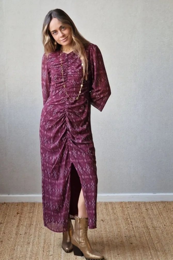 Vestido en berenjena con fruncido delantero