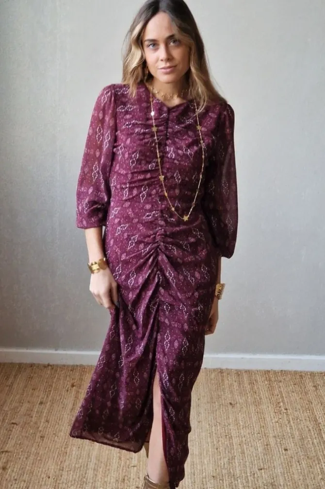 Vestido en berenjena con fruncido delantero