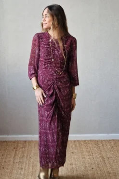 Vestido en berenjena con fruncido delantero