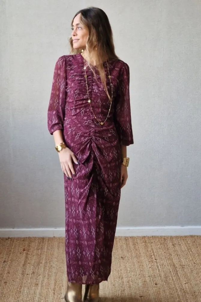 Vestido en berenjena con fruncido delantero
