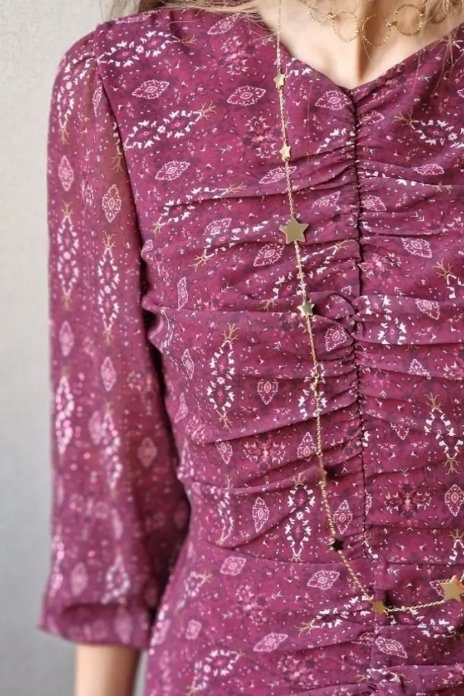 Vestido en berenjena con fruncido delantero