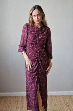 Vestido en berenjena con fruncido delantero