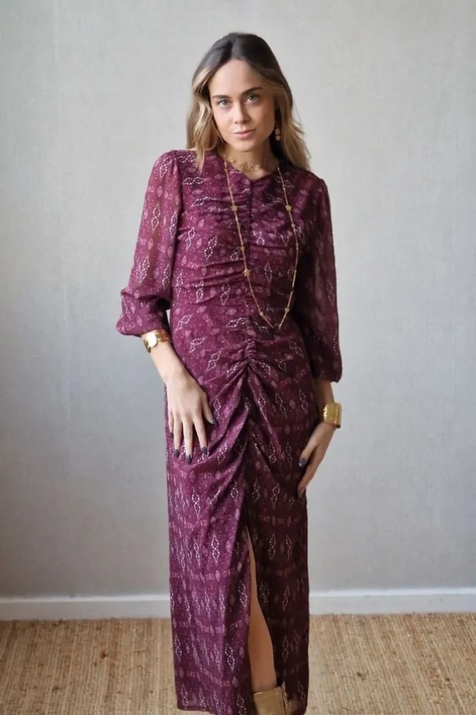 Vestido en berenjena con fruncido delantero