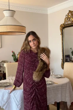 Vestido en granate con fruncido delantero