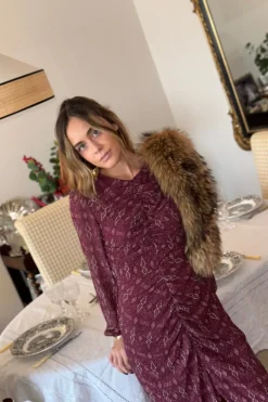 Vestido en granate con fruncido delantero
