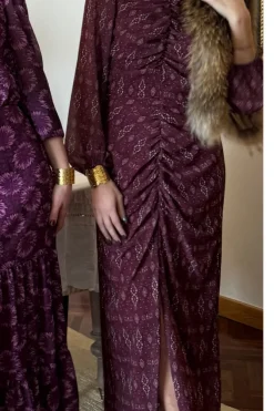 Vestido en granate con fruncido delantero