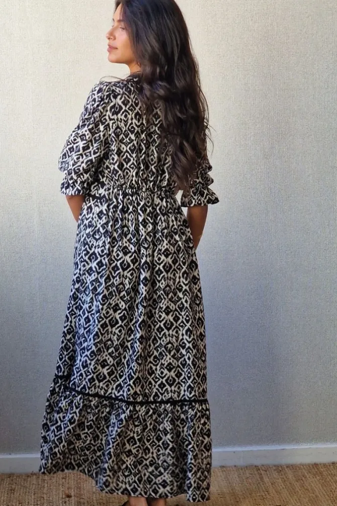 Vestido estampado étnico con volate negro