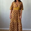 Vestido hoja manga corta y escote estampado mostaza