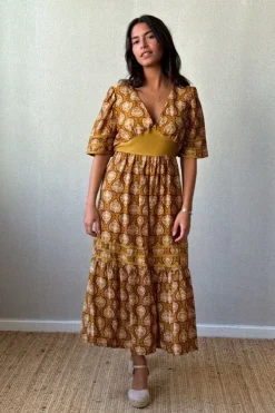 Vestido hoja manga corta y escote estampado mostaza