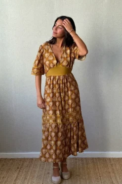Vestido hoja manga corta y escote estampado mostaza