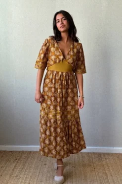 Vestido hoja manga corta y escote estampado mostaza