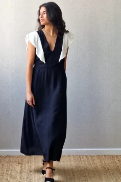 Vestido largo bicolor con volante grande en negro y blanco